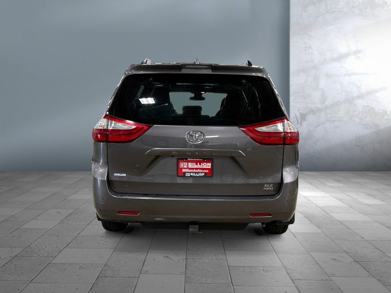 2019 Toyota Sienna — detail view